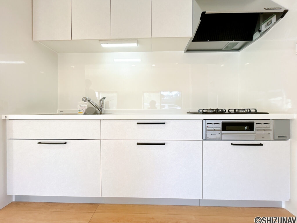 【リフォーム済み／キッチン】キッチンはハウステック製の新品に交換致しました。引出が4つの嬉しい多収納タイプ。天板は熱や傷にも強い人工大理石仕様なので、毎日のお手入れが簡単です。