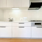 【リフォーム済み／キッチン】キッチンはハウステック製の新品に交換致しました。引出が4つの嬉しい多収納タイプ。天板は熱や傷にも強い人工大理石仕様なので、毎日のお手入れが簡単です。