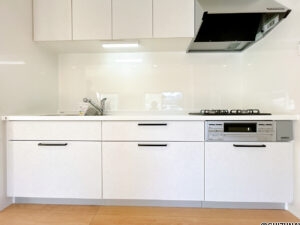 【リフォーム済み／キッチン】キッチンはハウステック製の新品に交換致しました。引出が4つの嬉しい多収納タイプ。天板は熱や傷にも強い人工大理石仕様なので、毎日のお手入れが簡単です。