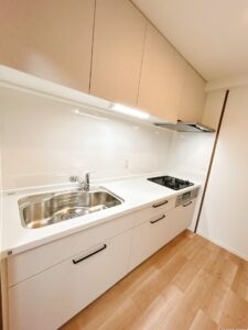 【リフォーム済み／キッチン】キッチンはハウステック製の新品に交換いたしました。引出が4つの嬉しい多収納タイプ。天板は熱や傷にも強い人工大理石仕様なので、毎日のお手入れが簡単です。