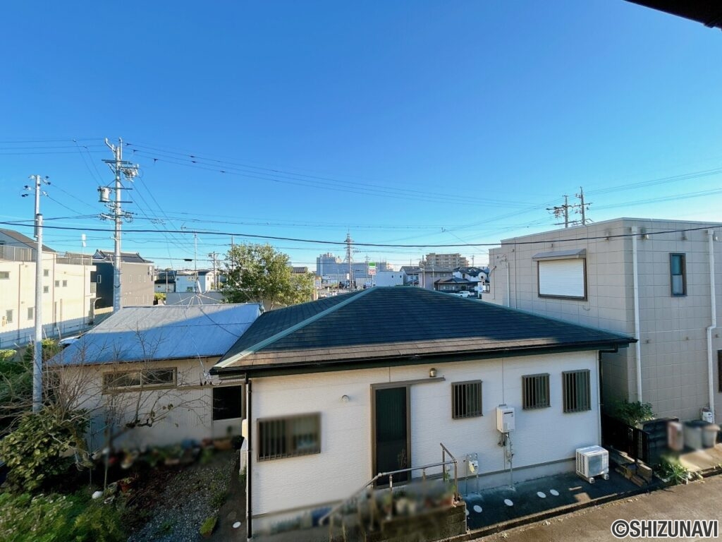 【バルコニーからの眺望】前面が道路となっているため日当たり良好です。