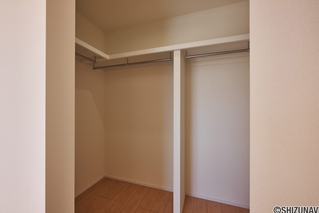 【B棟】洋服をたっぷり掛けられるウォークインクローゼット。家族の衣類をまとめて収納できるので、朝の身支度もスムーズに。寝室を広く使えて、いつでもすっきり整います。