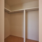 【B棟】洋服をたっぷり掛けられるウォークインクローゼット。家族の衣類をまとめて収納できるので、朝の身支度もスムーズに。寝室を広く使えて、いつでもすっきり整います。