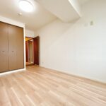 【リフォーム済み/約7.25帖洋室】こちらの居室もクローゼットつきで収納家具いらずです。