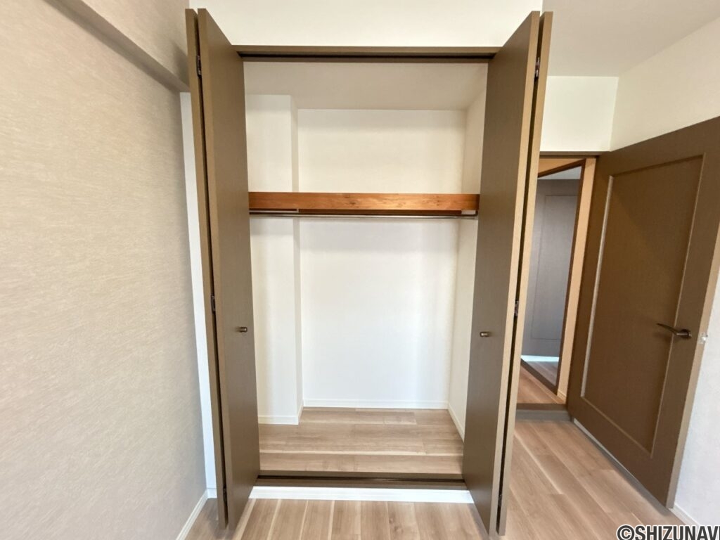 【リフォーム済み/約7.25帖洋室】収納内はフローリング張替え、クロスの張替えを行い、棚はクリーニングを行いました。