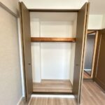 【リフォーム済み/約7.25帖洋室】収納内はフローリング張替え、クロスの張替えを行い、棚はクリーニングを行いました。