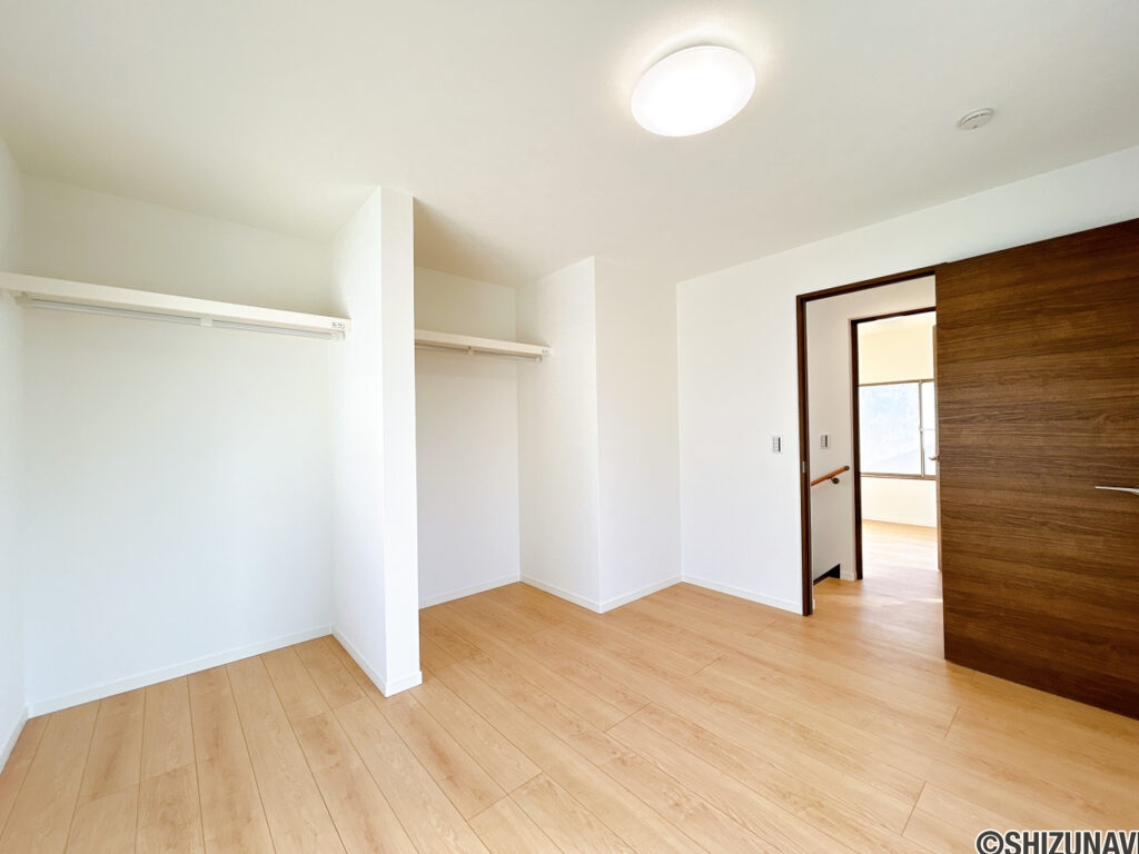 【リフォーム済み/2階西側約6帖和室→洋室へ間取り変更済】耐震補強工事、フローリング張り、クロス張替え、照明交換等を行いました。