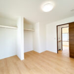 【リフォーム済み/2階西側約6帖和室→洋室へ間取り変更済】耐震補強工事、フローリング張り、クロス張替え、照明交換等を行いました。