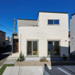 【A棟】シンプルで洗練されたフォルムが印象的な外観デザイン。白を基調とした外壁が街並みに調和し、すっきりとした佇まいを演出します。