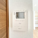 【インターホン】インターホンはモニター付きタイプを設置しました。来訪者を確認でき安心です。