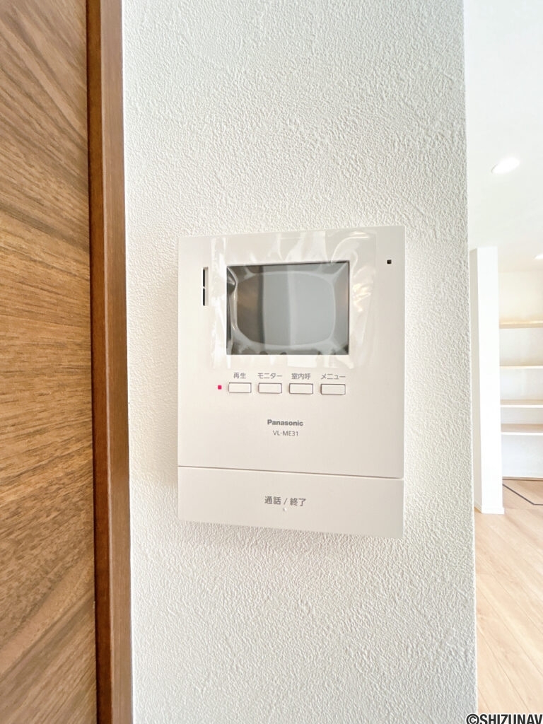 【インターホン】インターホンはモニター付きタイプを設置しました。来訪者を確認でき安心です。