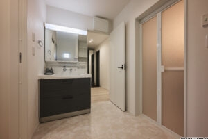 【A棟】玄関から洗面、キッチンへスムーズにつながる回遊動線。帰宅後すぐに手洗いできて、買い物袋も最短でキッチンへ。家族みんなが使いやすい、暮らしラクな間取りです。