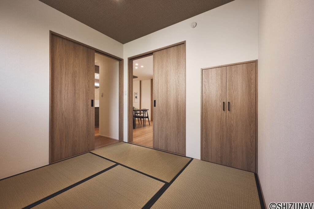 【C棟】木目の建具と畳が調和する、和モダンな一室。LDKと緩やかにつながり、客間やくつろぎ空間として幅広く活躍。現代の暮らしに寄り添う、落ち着きある和のしつらえ。