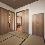 【C棟】木目の建具と畳が調和する、和モダンな一室。LDKと緩やかにつながり、客間やくつろぎ空間として幅広く活躍。現代の暮らしに寄り添う、落ち着きある和のしつらえ。