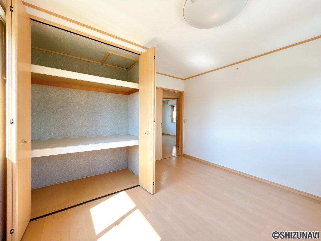 各居室にクローゼットがついております。