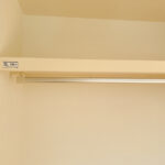 【リフォーム済み/設備】収納スペースにはハンガーパイプと枕棚を設置しています。