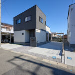 【A棟】ダークブラウン×ホワイトの配色が映える、上質モダンな外観。直線的なフォルムにやわらかな色味を添え、落ち着きと温もりを感じる佇まいです。