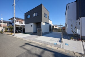 【A棟】ダークブラウン×ホワイトの配色が映える、上質モダンな外観。直線的なフォルムにやわらかな色味を添え、落ち着きと温もりを感じる佇まいです。