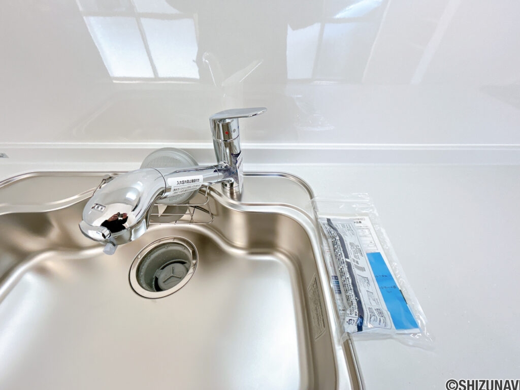 【キッチン/浄水器】キッチンは浄水器付きの水栓です。水道水に抵抗がある方も安心です。