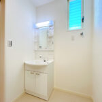 【リフォーム済み/洗面所】洗面化粧台はパナソニック製の新品に交換しました。三面鏡の裏側はすべて収納になっています。