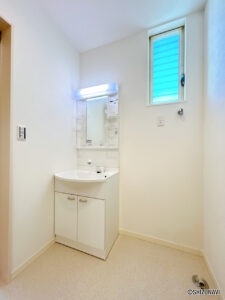 【リフォーム済み/洗面所】洗面化粧台はパナソニック製の新品に交換しました。三面鏡の裏側はすべて収納になっています。