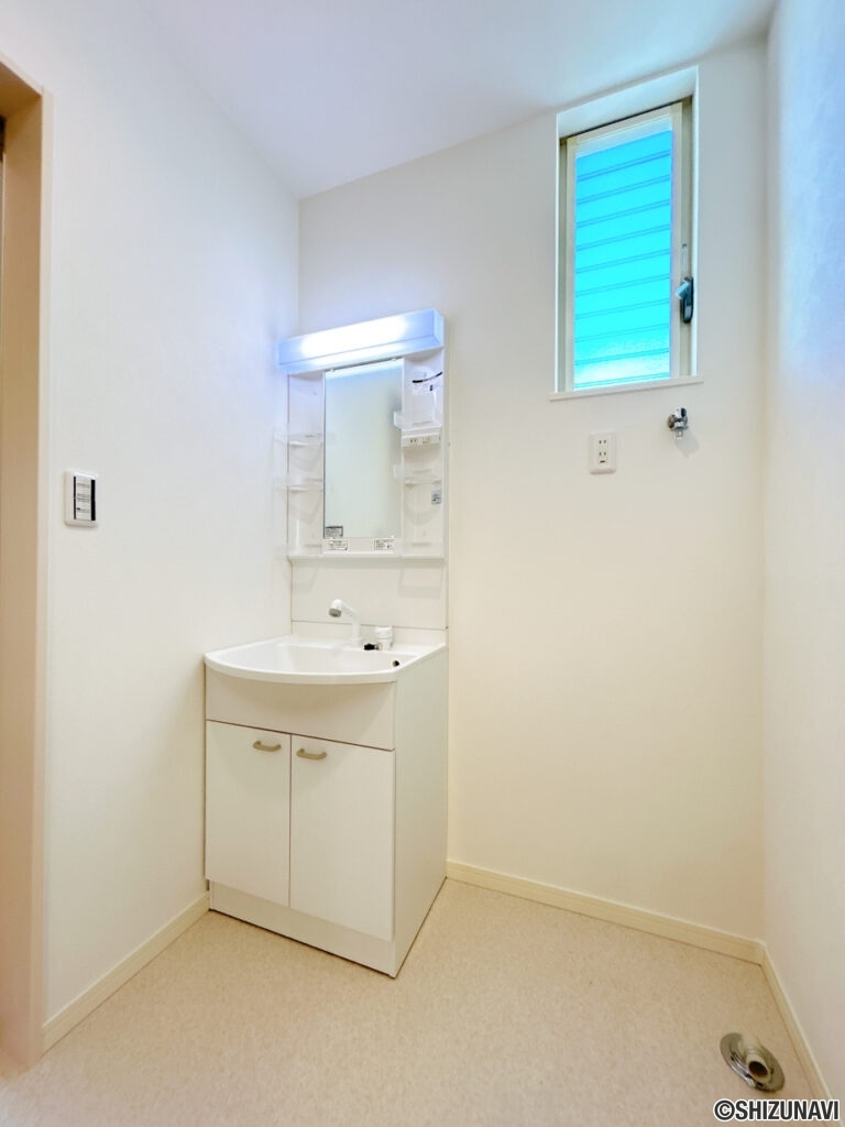 【リフォーム済み/洗面所】洗面化粧台はパナソニック製の新品に交換しました。三面鏡の裏側はすべて収納になっています。