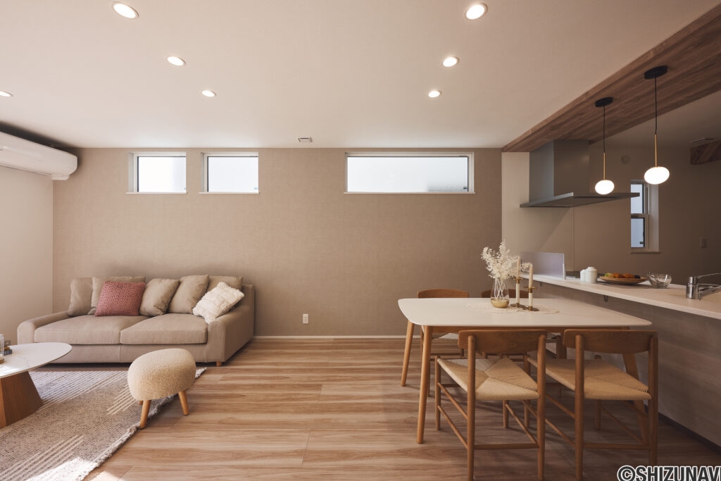 【D棟】ナチュラルなウッドカラーを基調とした温もりある空間。柔らかな素材感と木のぬくもりが調和し、日常に安らぎを与えてくれます。