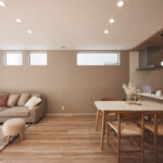 【D棟】ナチュラルなウッドカラーを基調とした温もりある空間。柔らかな素材感と木のぬくもりが調和し、日常に安らぎを与えてくれます。