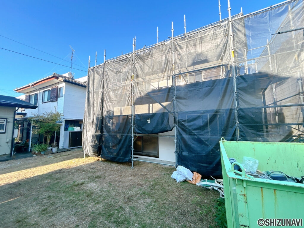 【リフォーム中/外観】これから外壁塗装、屋根塗装、駐車場整備等のリフォームを行っていきます。