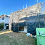 【リフォーム中/外観】これから外壁塗装、屋根塗装、駐車場整備等のリフォームを行っていきます。