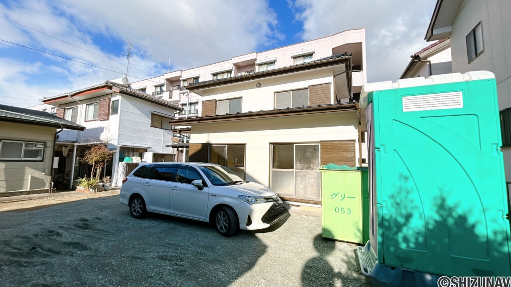 【リフォーム中/外観別角度】外壁塗装、屋根塗装、駐車場整備等のリフォームを行いました。