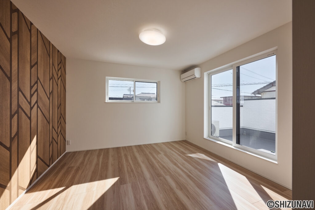 【F棟】大きな窓から光が差し込む、明るく心地よい居室。アクセントクロスが空間にさりげない個性を添え、寝室や子ども部屋、ワークスペースなど多彩に活躍します。