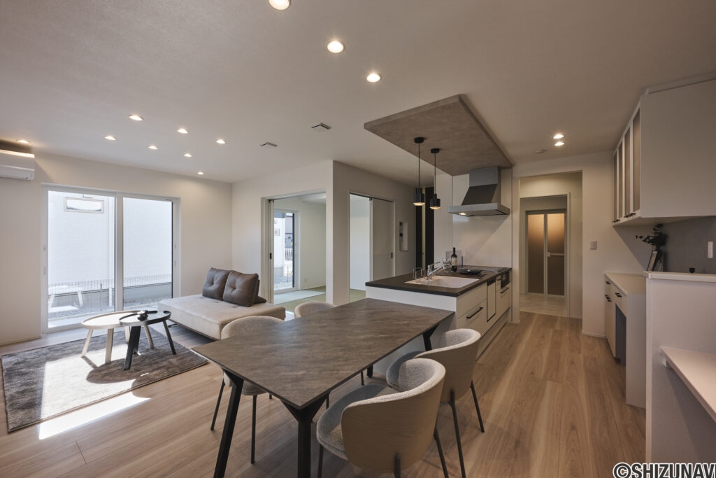 【A棟】キッチンを中心に、食事もくつろぎもひと続き。配膳や片付けがスムーズで、家族の「ただいま」から会話が弾むダイニングキッチンです。