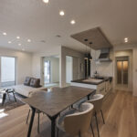 【A棟】キッチンを中心に、食事もくつろぎもひと続き。配膳や片付けがスムーズで、家族の「ただいま」から会話が弾むダイニングキッチンです。