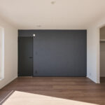 【A棟】落ち着いたアクセントクロスが心地よい主寝室。大きな窓から朝日が差し込み、気持ちよく目覚められます。ウォークインクローゼット付きで、寝室もすっきり整います。