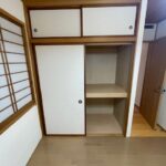 1階和室横洋室収納です