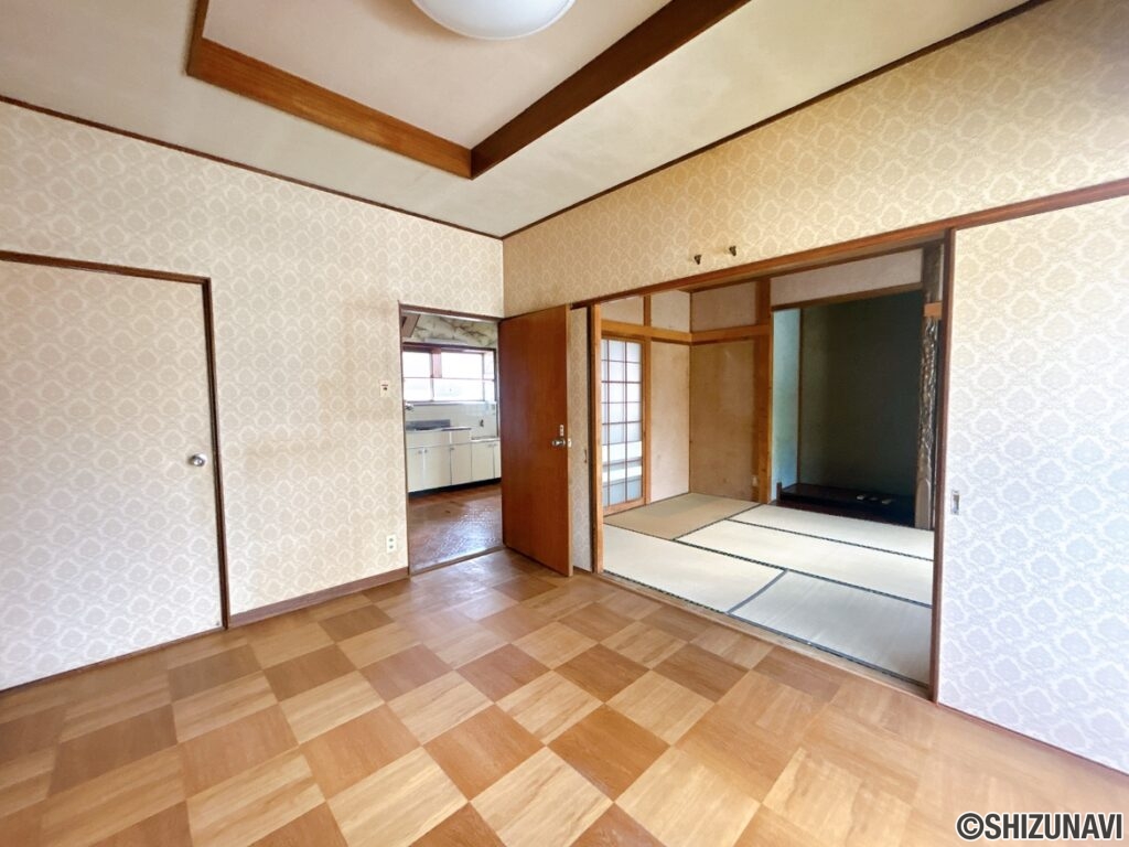 【リフォーム前/LDK】これから耐震補強工事、フローリング張り、キッチン新品交換、クロス張替え、照明交換等を行っていきます。