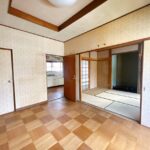 【リフォーム前/LDK】これから耐震補強工事、フローリング張り、キッチン新品交換、クロス張替え、照明交換等を行っていきます。