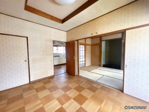 【リフォーム前/LDK】これから耐震補強工事、フローリング張り、キッチン新品交換、クロス張替え、照明交換等を行っていきます。