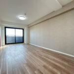 【リフォーム済み/リビング】南面の掃き出し窓から日差しが入り、明るく風通しの良い空間です。