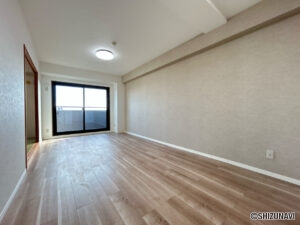 【リフォーム済み/リビング】南面の掃き出し窓から日差しが入り、明るく風通しの良い空間です。