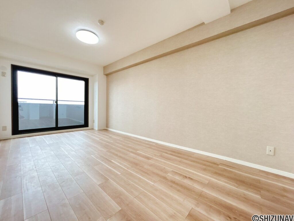 【リフォーム済み/リビング】南面の掃き出し窓から日差しが入り、明るく風通しの良い空間です。
