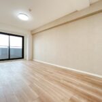 【リフォーム済み/リビング】南面の掃き出し窓から日差しが入り、明るく風通しの良い空間です。