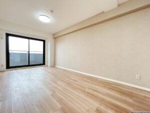 【リフォーム済み/リビング】南面の掃き出し窓から日差しが入り、明るく風通しの良い空間です。