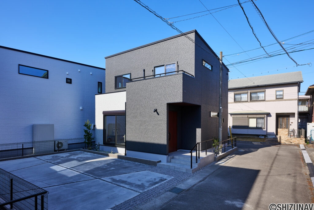 【C棟】ブラックとホワイトのコントラストが映える、シンプルモダンな外観。無駄をそぎ落としたデザインが、街並みにすっきりと馴染みます。