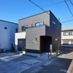 【C棟】ブラックとホワイトのコントラストが映える、シンプルモダンな外観。無駄をそぎ落としたデザインが、街並みにすっきりと馴染みます。