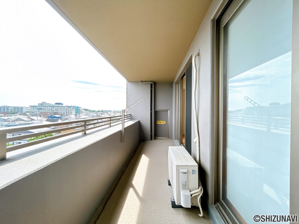 【ベランダ】広いベランダなので、お天気のいい日は家族のお布団はこちらで干せます。