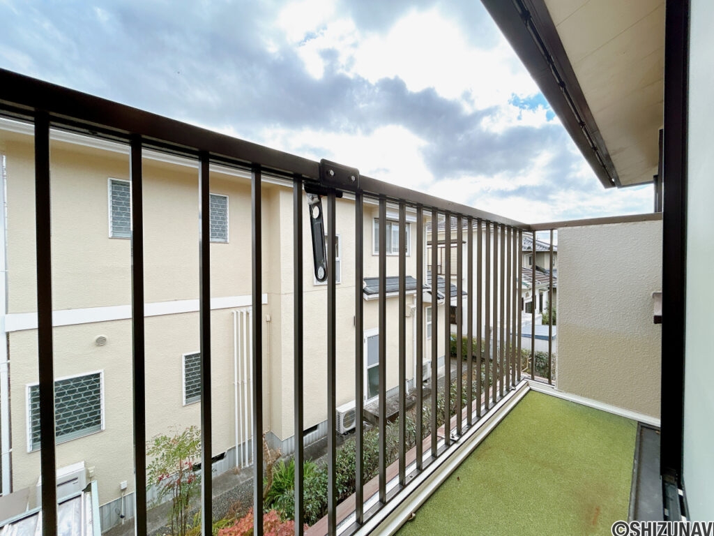 【2階ベランダ】南側に向かってベランダがございます。お洗濯物やお布団などが良く乾きそうですね。