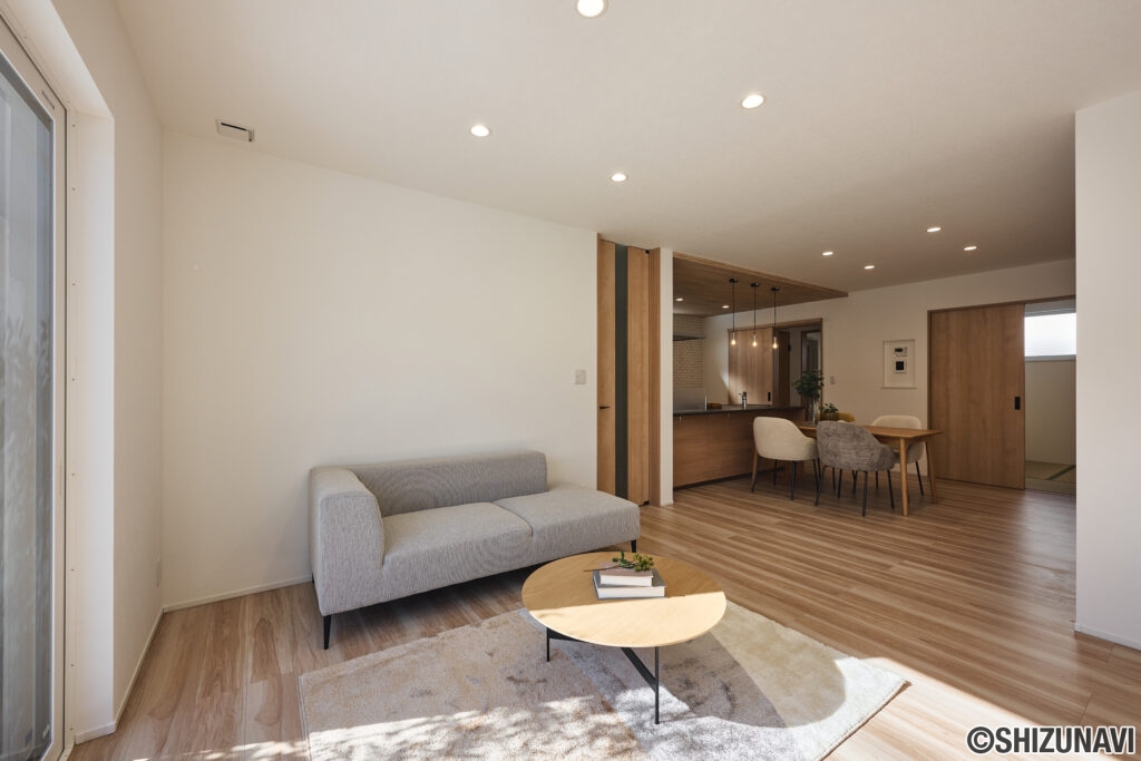 【F棟】ボヘミアンテイストNY・SOHOを思わせるモダンなエッセンスを融合させたインテリアが、自由で開放感のある、心地よいリラックス空間を演出します。