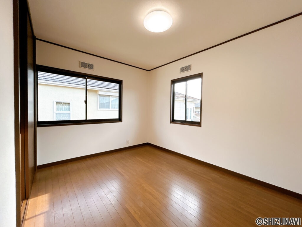 【リフォーム中／2階南側約6帖洋室】2階南側の洋室は照明交換、建具の建付け調整、フローリングのワックス掛けを行います。